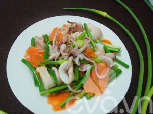 Món mực xào tỏi rất ngon