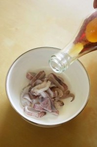 Tẩm ướp gia vị cho món mực hấp kiểu thái