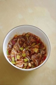 Gia vị được trộn đều cho món mực