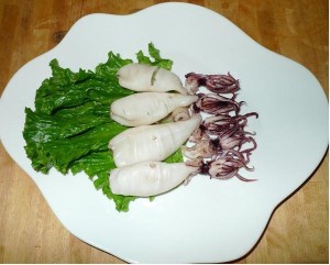 Mực hấp xong bày ra đĩa