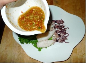 Tưới nước xốt lên mực đã hấp
