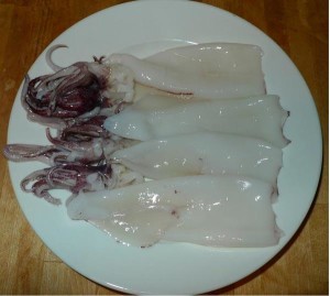 Mực đã làm sạch bầy ra đĩa