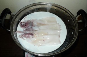 Cho mực vào nồi để hấp
