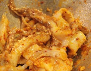 Đảo thật đều mực và gia vị