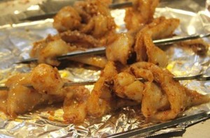 Xiên mực vào que để nướng