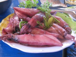 Mực ống ghém lá mà ca