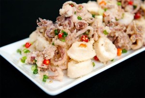 Trộn đều mực và gia vị trước khi rang
