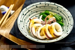 Món mực luộc rưới nước xốt đã hoàn thành