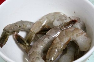 Chọn tôm to và tươi nhé