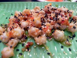 Nhớ rắc những hạt mè lên món răng mực xào nhé