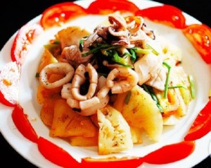 Ngon giòn với món mực xào hoa quả