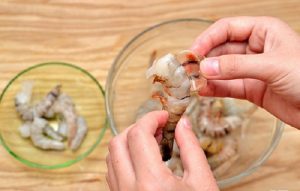 Bóc vỏ tôm