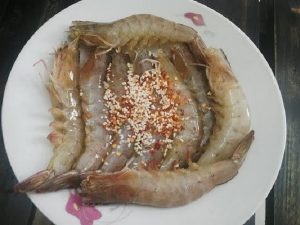 Tôm được ướp gia vị